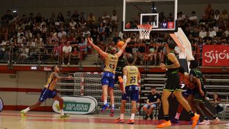 �lex Gal�n pone un tap�n en el partido ante el Joventut en Gij�n