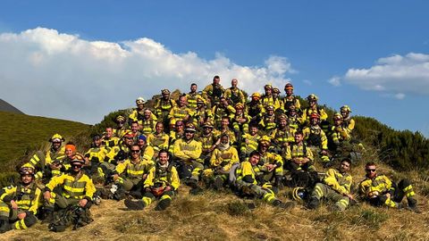 Los bomberos en la cumbre tras haber logrado detener el fuego que amenazaba Ibias