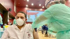 Julio Armas, m�dico de urgencias en un hospital de Elche, vacun�ndose contra el covid-19