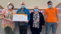 La alcaldesa, Marisol Morandeira (primera por la izquierda), entreg� el cheque