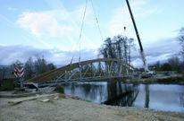 Colocaci�n de una de las pasarelas sobre el Cabe previstas en el proyecto del paseo fluvial. 