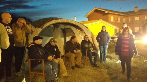 Primer d�a de la huelga de hambre de los intoxicados por mercurio a las puertas de Asturiana de Zinc en San Juan de Nieva