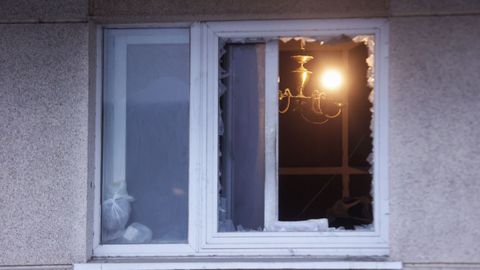 Operativo de limpieza y retirada del cad�ver del hombre con di�genes que apareci� muerto en un piso de Oleiros