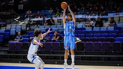 Peris lanzando de tres en el partido ante el Rilski