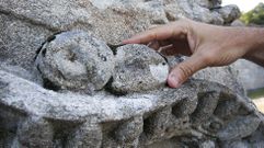 La peste bub�nica esculpida en piedra en la iglesia de Bord�ns