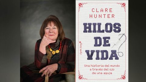 Clara Hunter, a la izquierda, junto a la portada de la edición en español de su libro