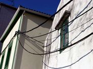 Imagen de archivo, concretamente del a�o 2006, en la que pueden verse cables colgando de una fachada de A Pobra.