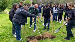 Un grupo de alumnos y concejal de Desenvolvemento Sostible de Pontevedra, Iv�n Puentes, este mi�rcoles, en la plantaci�n de carballos en el Gafos
