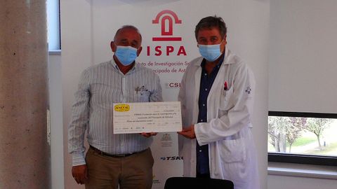 Jos� Emilio Garc�a hace entrega a Santiago Mel�n de los fondos donados por ASCOL