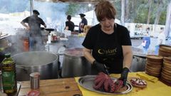 Una pulpeira prepara una raci�n en uno de los �botiquines� instalados en el campo da festa.