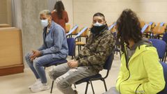 Samuel Jim�nez, en el centro, junto a su hermana Estefan�a y al que fue su novio, Christian Barrul, durante el juicio contra los tres en la Audiencia de Santiago