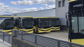 Busitos Isuzu parados en cocheras, entre ellos el 6930, utilizado como desguace.