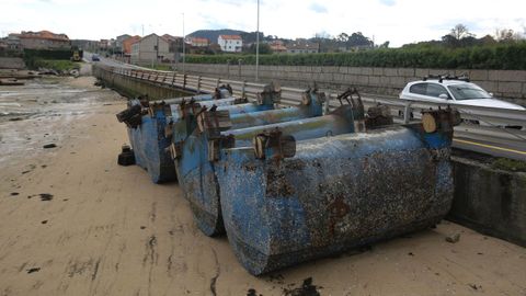 Varios flotadores en la playa de As Sinas que no pueden ser remolcados por la huelga del transporte