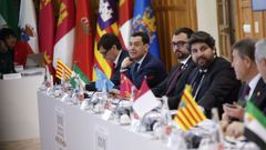 Los presidentes de Catalua, Salvador Illa; Andaluca, Juanma Moreno; Asturias, Adrin Barbn; Murcia, Fernando Lpez Miras, Castilla-La Mancha, Emiliano Garca Page y Aragn, Jorge Azcn (i a d), durante la XXVII Conferencia de Presidentes que se celebra este viernes en el Palacio de la Magdalena de Santander