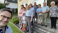 Manuel Cachaldora, junto a su familia, en su casa de Lippstadt, en Alemania.