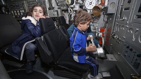 VISITAS AL SUBMARINO TRAMONTANA, ATRACADO EN LA ESCUELA NAVAL DE MAR�N