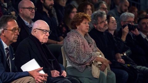 El dramaturgo britnico Peter Brook (c), Premio Princesa de Asturias de las Artes, durante el encuentro mantenido con alumnos de escuelas de artes escnicas