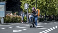 Un repartidor de comida a domicilio