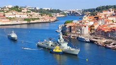 Dos barcos de guerra navegando por el r�o Douro, en Oporto.