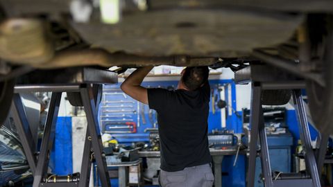 Un mecnico trabajando en un taller de Lugo