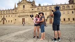 Turistas frente al colegio del Cardenal, en Monforte, en una imagen de archivo
