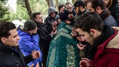 Varias personas rezan ante el f�retro de Mohamed Elhot, una de las v�ctimas mortales del ataque a la discoteca de Estambul.