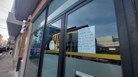 Aviso de cierre en una peluquería de A Estrada
