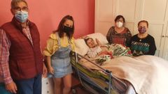 De izquierda a derecha, Jos� Manuel, amigo y enfermero de la centenaria; Noelia, la nieta de Ramona (en cama); Fina, una vecina; e Isabel, la hija de la homenajeada