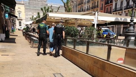 Im�genes de los agentes durante la detenci�n del acusado de acosar a una ni�a en Cand�s