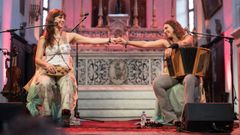 Ant&iacute;a Ameixeiras (esquerda) e Sabela Caama&ntilde;o (dereita), durante a s&uacute;a actuaci&oacute;n no festival de cantos polif&oacute;nicos celebrado na catedral de Calvi