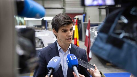 El director general de Santa B�rbara Sistemas, Alejandro Page, atiende a los medios durante una visita a la f�brica GDELS-SBS en Trubia