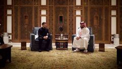El presidente de Ucrania, Volod�mir Zelenski (izquierda), junto al pr�ncipe heredero de Arabia Saud�, Mohammed bin Salman, este viernes en su reuni�n en la ciudad saudita de Yeda.