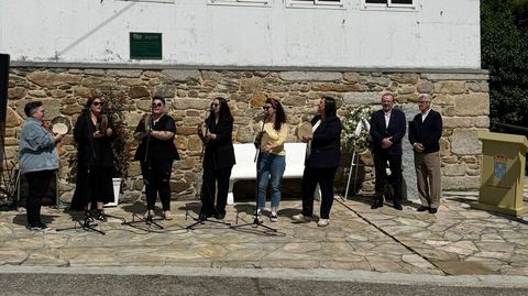 Pezas das Vellas de Mens, con Do Riv�s e a edila Noelia Freijeiro, na homenaxe tributada este 17 de maio en Malpica 