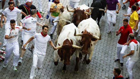 Corredores durante el primer encierro de San Ferm�n
