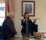 La regidora muestra el bast�n.