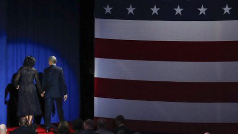 El matrimonio Obama abandona el escenario tras el �ltimo discurso de Barack como presidente. Michelle dedic� buena parte de sus actos como primera dama de EE.UU. a la promoci�n de la educaci�n