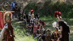 Soldados romanos cruzan el r&iacute;o Limia en&nbsp;la Festa do Esquecemento celebrada en el 2023.