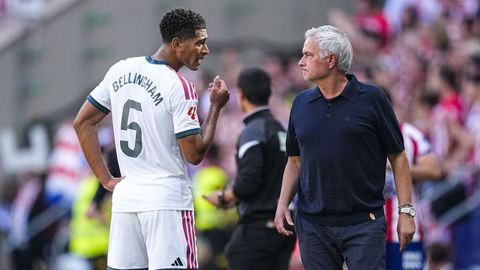 Mourinho conversa con Bellingham en el partido contra el Atl�tico.