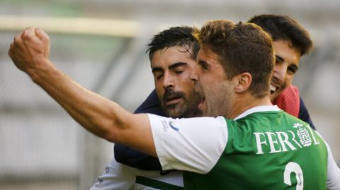 Iv�n Gonz�lez celebra con rabia el gol de Maceira para el Racing de Ferrol