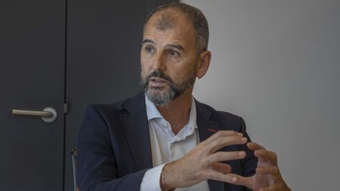 Luis Le�n, xerente do Sergas, o pasado m�rcores no seu despacho da Conseller�a de Sanidade, en Santiago