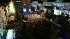 Plaza de Armas repleta de p�blico en la noche que abri� las fiestas, con el preg�n y el concierto de Cadena 100, con la actuaci�n de Fangoria y Bombai.