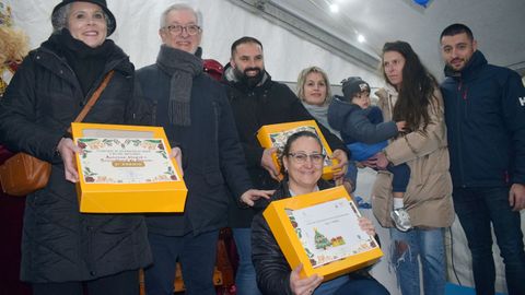 Los ganadores del concurso de decoraci�n de Valga posan con el premio