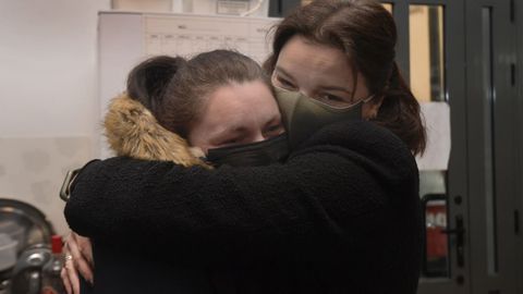 Lorena Escobio (d), madre adoptiva espa�ola de la ucraniana Ania Romanenko, se abraza emocionada a Liudmyla Starovoit, la madre biol�gica de Ania, que hoy a llegado al pueblo de Coya acompa�ada de su hijo Misha de 4 a�os