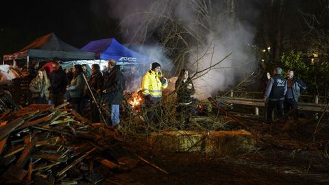 Contin�a el corte del acceso a la ciudad