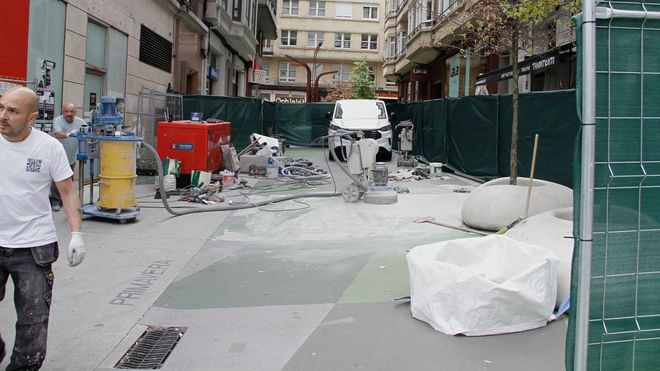 Operarios en la calle Primavera, donde se actuar� en dos puntos