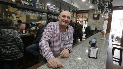 Cristbal Canoura, gerente del bar Asturias, en O Valadouro