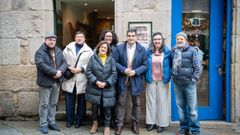 Gabriel Al�n junto a miembros de la directiva, frente a la sede de la asociaci�n de artesanos