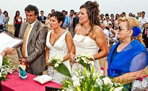 Las j�venes camari�anas Paula Mouzo y Roc�o Pasantes se casaron en la playa de Reira
