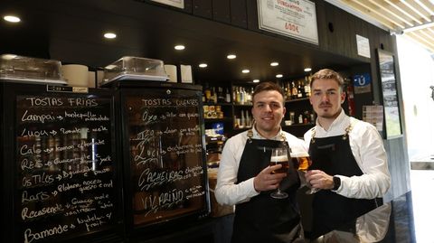 Dos jvenes de Teo, Rubn y Miguel, dirigen la Cafetera Ramallosa, que abri sus puertas hace apenas dos meses y ya es conocida por sus caas y sus tostas parroquiales. El establecimiento abre todos los das de 7 a 23 horas (excepto los martes), tiene una terraza exterior con 8 mesas y est previsto en un futuro habilitar el jardn trasero (que perteneca al antiguo vivero) con ms mesas y un parque infantil.