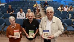 Arturo Abad aborda en el libro que present� ayer la conexi�n, no demasiado conocida, entre Galicia, el puerto de A Coru�a y la Guerra de Flandes a finales del siglo XVII. Estuvo acompa�ado de la historiadora Ana Romero Masi� y el editor Manuel Arenas. 